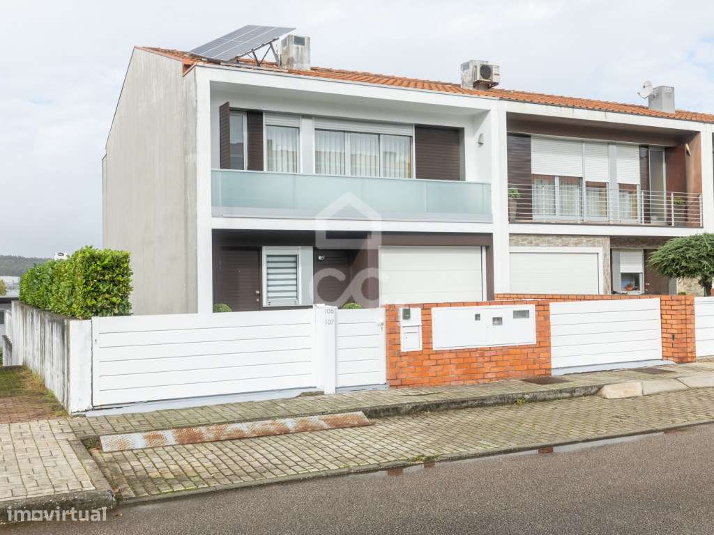 Moradia de Gaveto T3 em Ribeirão-40