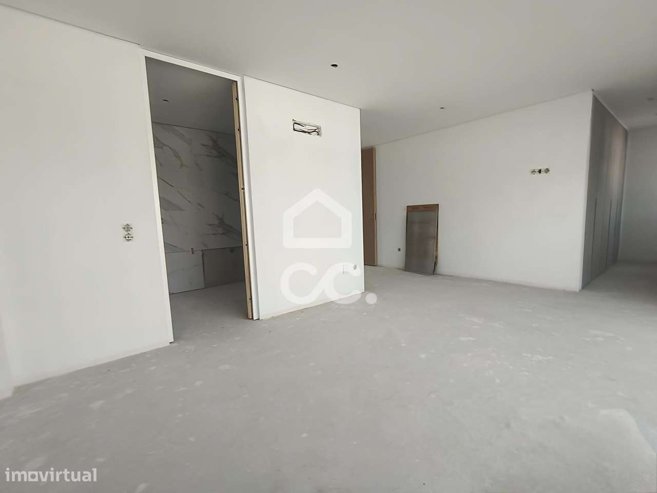 Moradia T3 Nova com 3 Suites, Jardim e Terraço – Design Contemporâneo-11