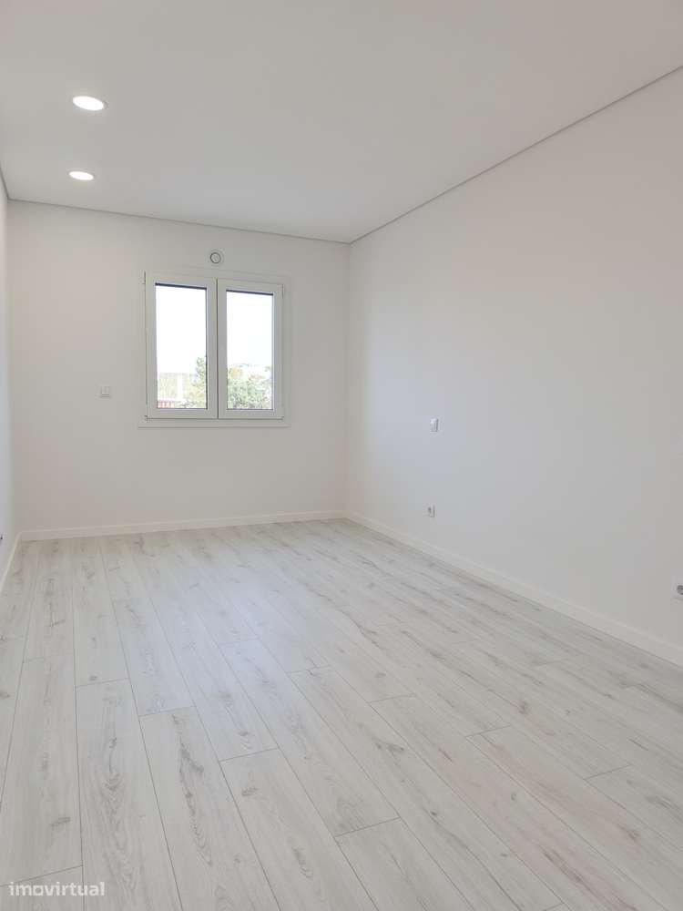 Apartamento T4 Novo c/ Garagem e um parque de Estacionamento-12