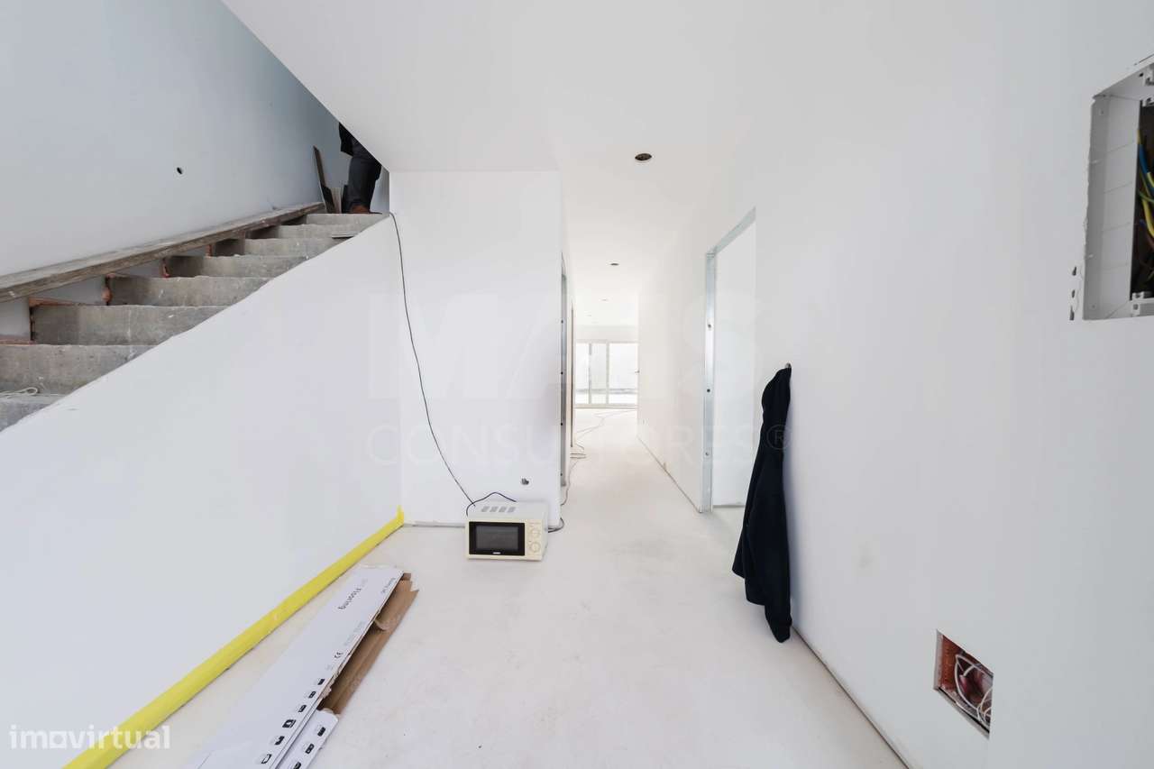 Exclusiva Moradia T4 Moderna com Conforto e Elegância Perto das Pra... - Grande imagem: 5/34