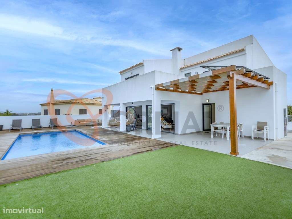 Moradia para venda em Albufeira com 6 quartos e piscina-45