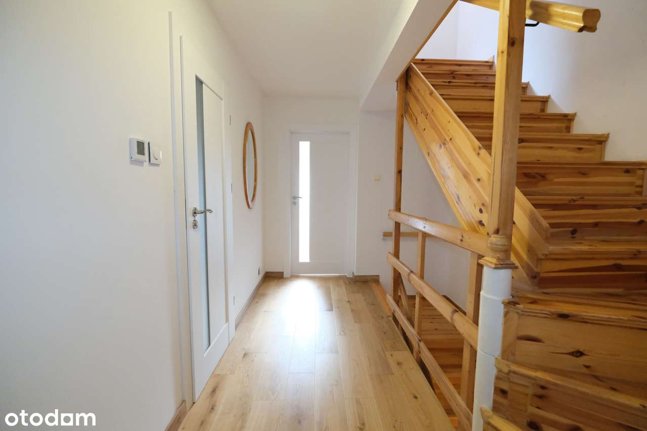 Klasyczny dom w zabudowie szeregowej na osiedlu Jaroszówka przy lesie-18