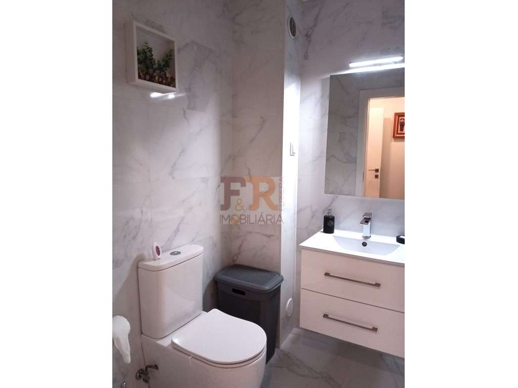 Excelente !!Apartamento T2 Semi- Novo com Varanda e Garagem-11