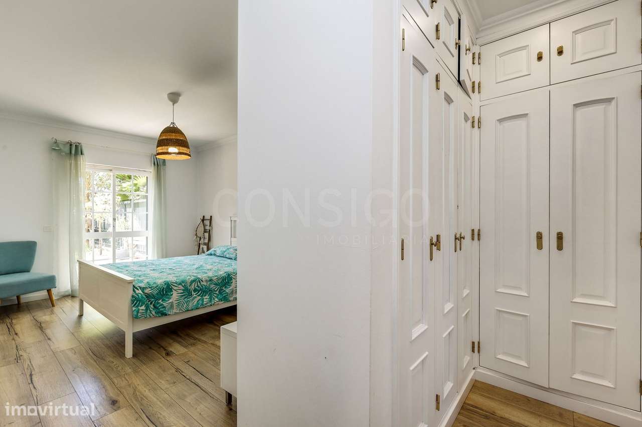 T3 com jardim privado, condomínio com piscina ,2 Estacionamentos + 1 a-18