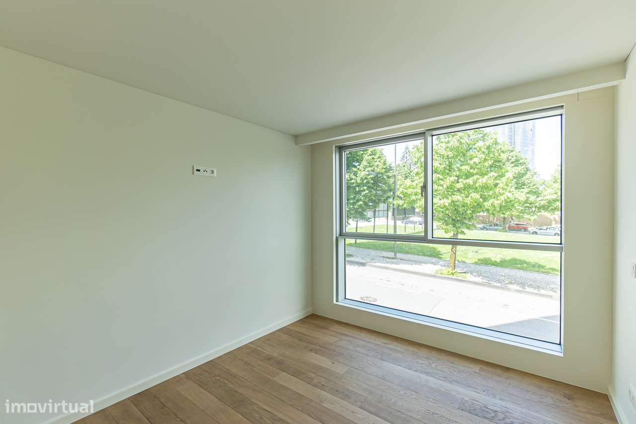 T3 Novo em Condomínio com Jardim, 3 Garagens, Permuta Possível-13