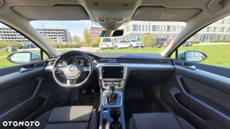 Volkswagen Passat 2.0 TDI SCR Comfortline - 11