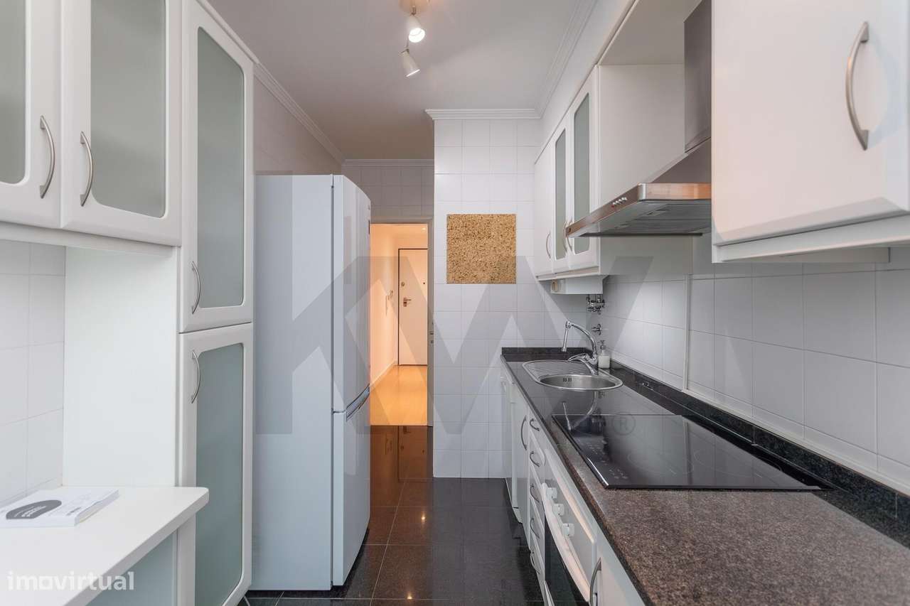 Praça de Espanha | T1 c/ estacionamento e varanda em Edf. de prestígio-18