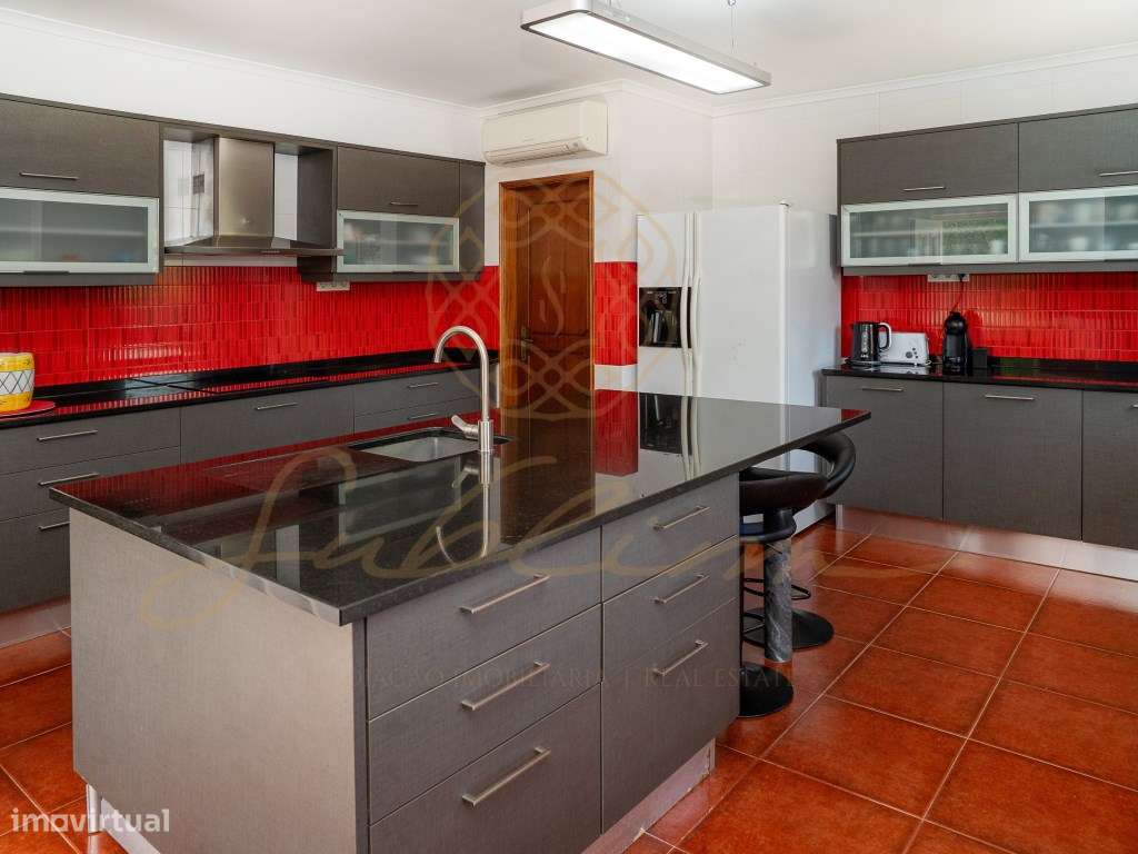 Moradia Isolada com 6 Assoalhadas , Piscina , Garagem Perto das Praias-20