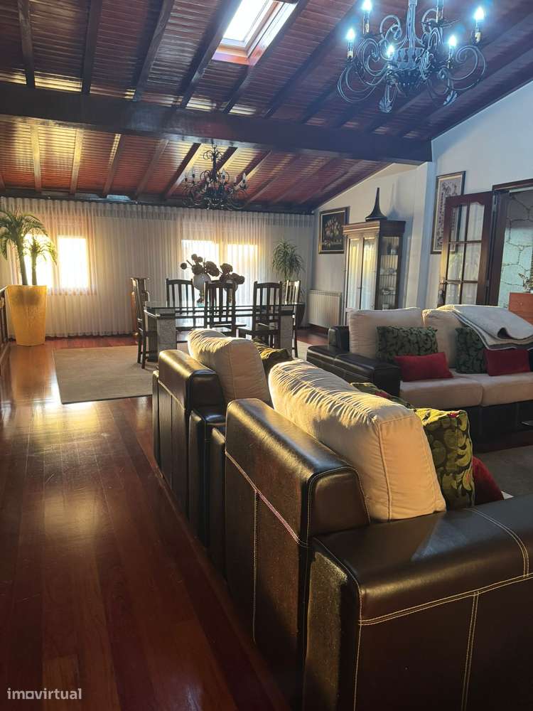 Moradia térrea T4 em pedra com 386m2 e terreno com 6.000m2, anexos.-17