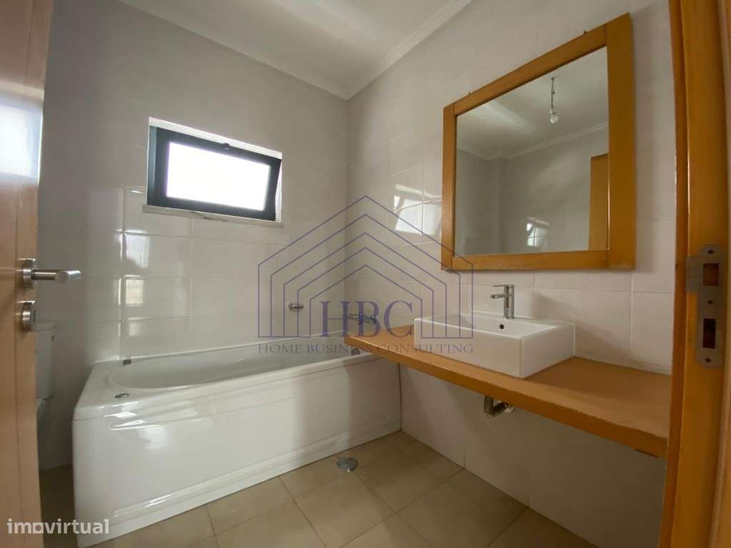 Moradia T5 Moderna e Remodelada no Feijó - Espaço, Conforto e Exclu...-44