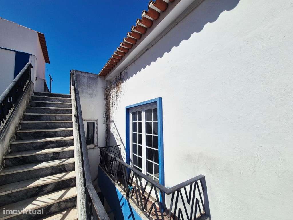 Edifício no centro de Milfontes-6