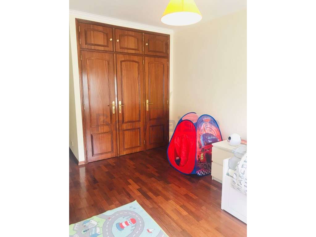 Vende-se Apartamento T3 c/ Box/Garagem - Mem Martins-4