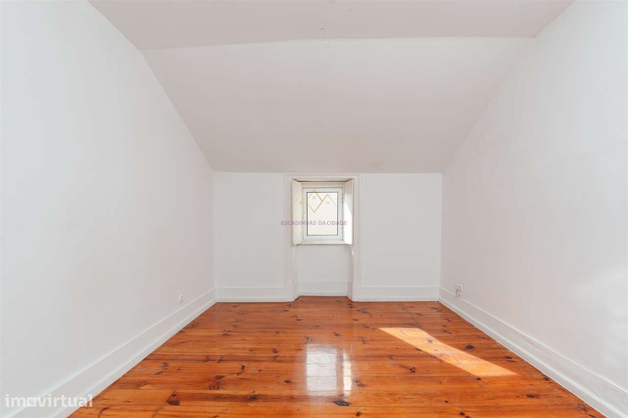 Elegância na Lapa: T2+2 com Alma e Vista Desafogada-16