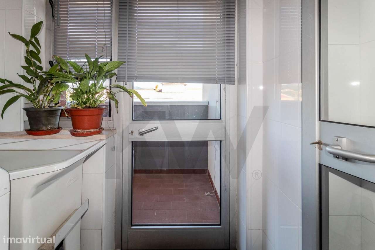 Apartamento T2 ao  centro de Rio Tinto, junto ao Metro, com garagem, e-4