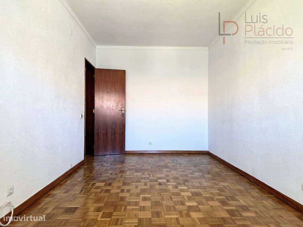Moradia com 5 Quartos c/ Garagem + Anexo T1-22