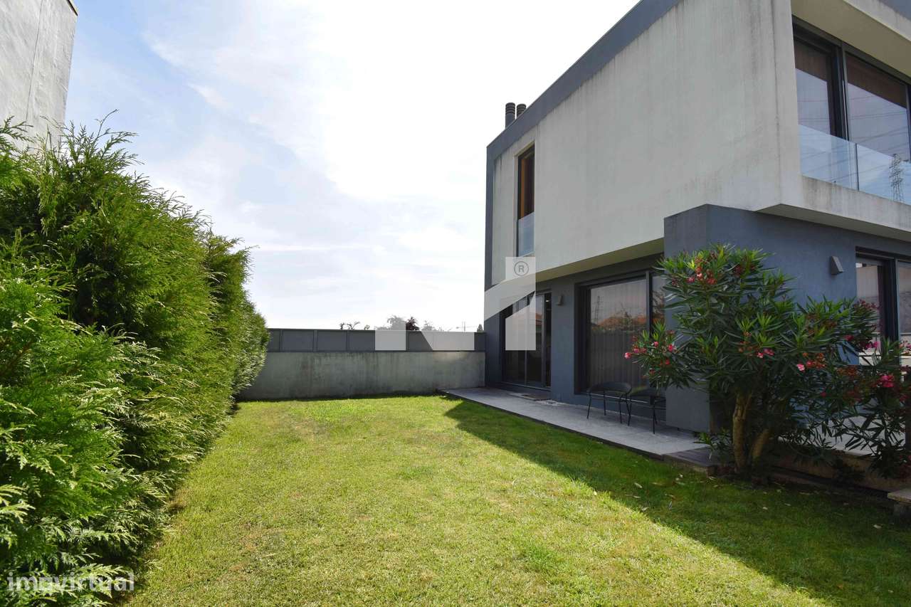 Moradia T4 | 4 Suites | Jardim | Centro | Maia-0