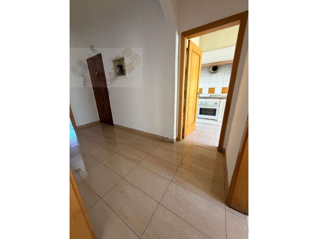Apartamento com Excelente Potencial de Valorização na Amadora-7