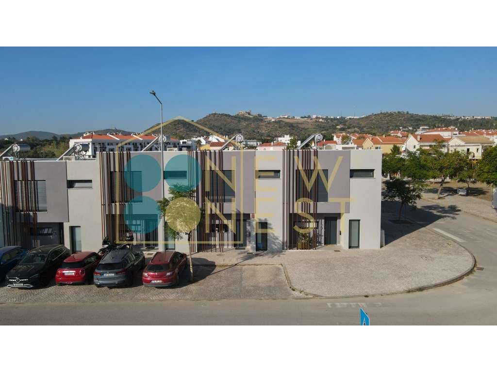 Moradia T3+1 em Banda como Nova com pátio e Vista Castelo de Palmel...-50