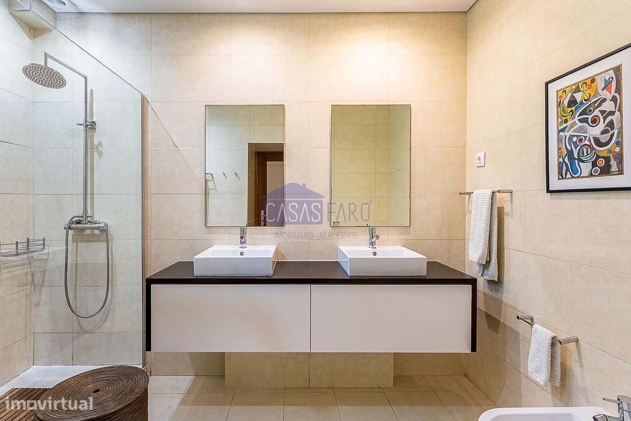 Imponente Moradia V3 de 3 pisos na zona da Avenida 5 de Outubro em Far-42