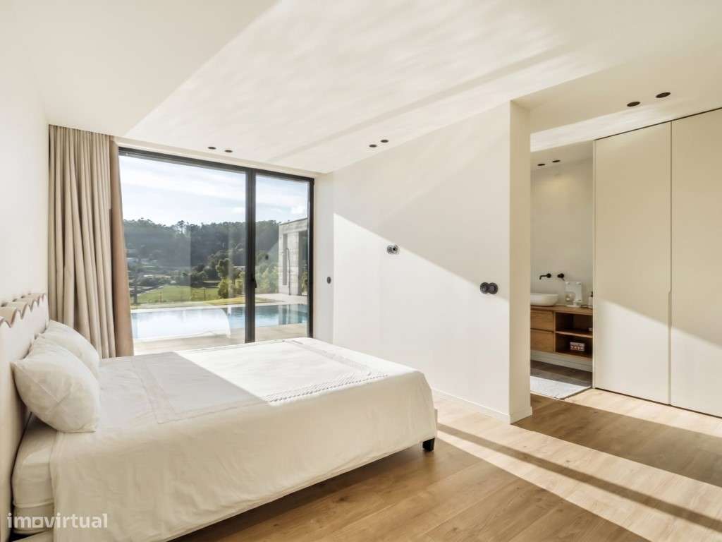 Moradia Térrea com Piscina Infinita e Vista Panorâmica sobre o Vale-59