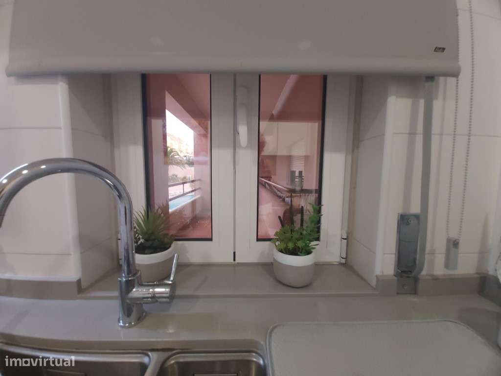 T2 remodelado em condomínio com piscina e campo de ténis-38