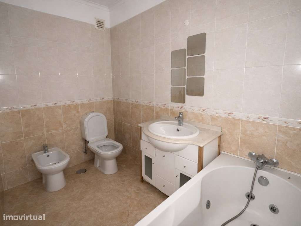 T3 com Varanda, Arrecadação e 2 Lugares de Garagem-23