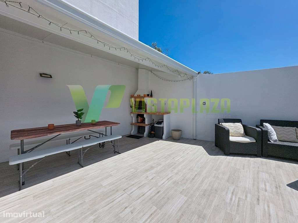 Moradia T2 Renovada em Portimão com Terraço e Espaço Exterior-10