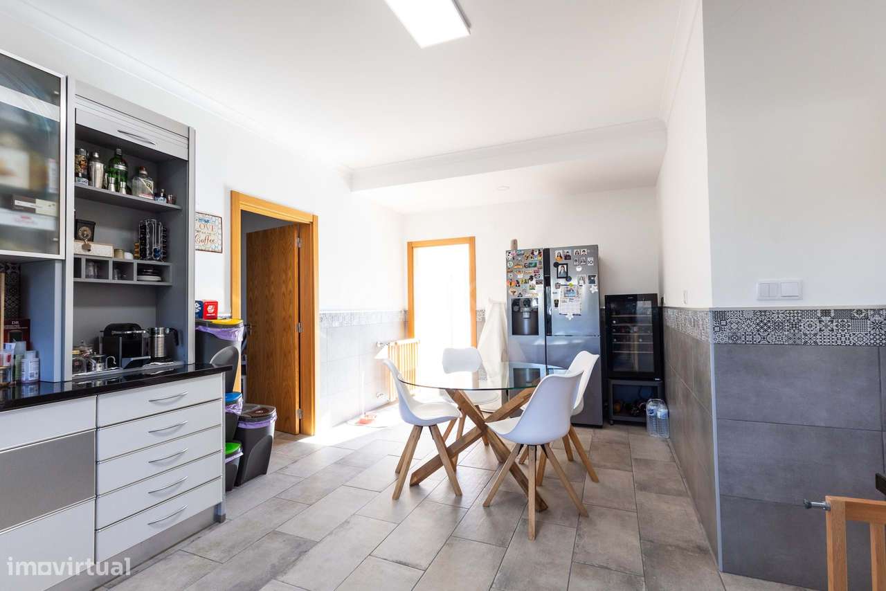 MORADIA T4 218M² EM TERRENO 1.044M² COM PISCINA EM CONDOMÍNIO GOLFE SA-26