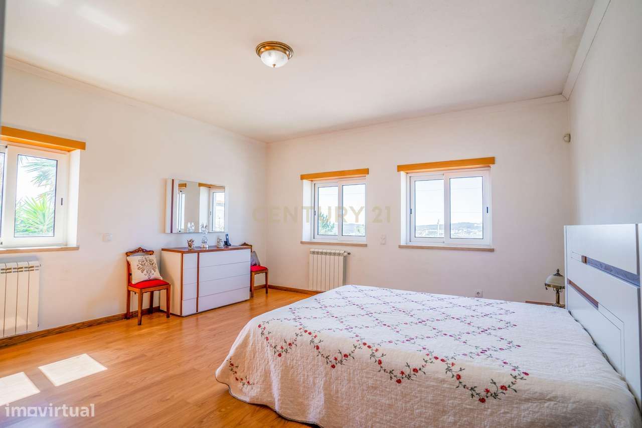 Moradia T6, localizada numa das zonas mais valorizadas do Oeste-13