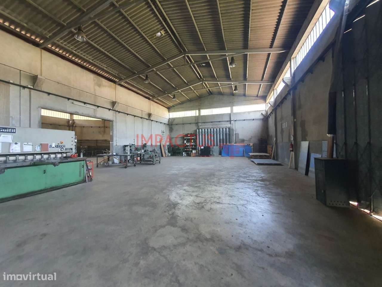 Armazém industrial com logradouro e 3200m2 área terreno - Grande imagem: 3/17