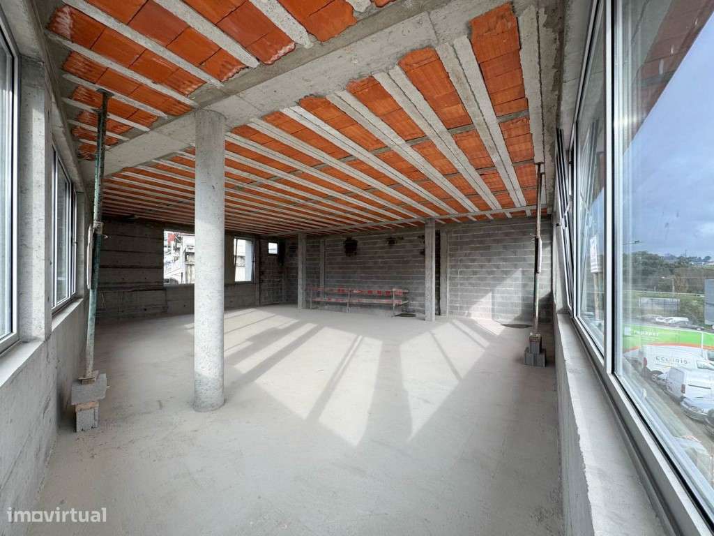 Oferta da escritura. Armazém com 345 m2 e acesso rápido à A11 e N10... - Grande imagem: 5/22