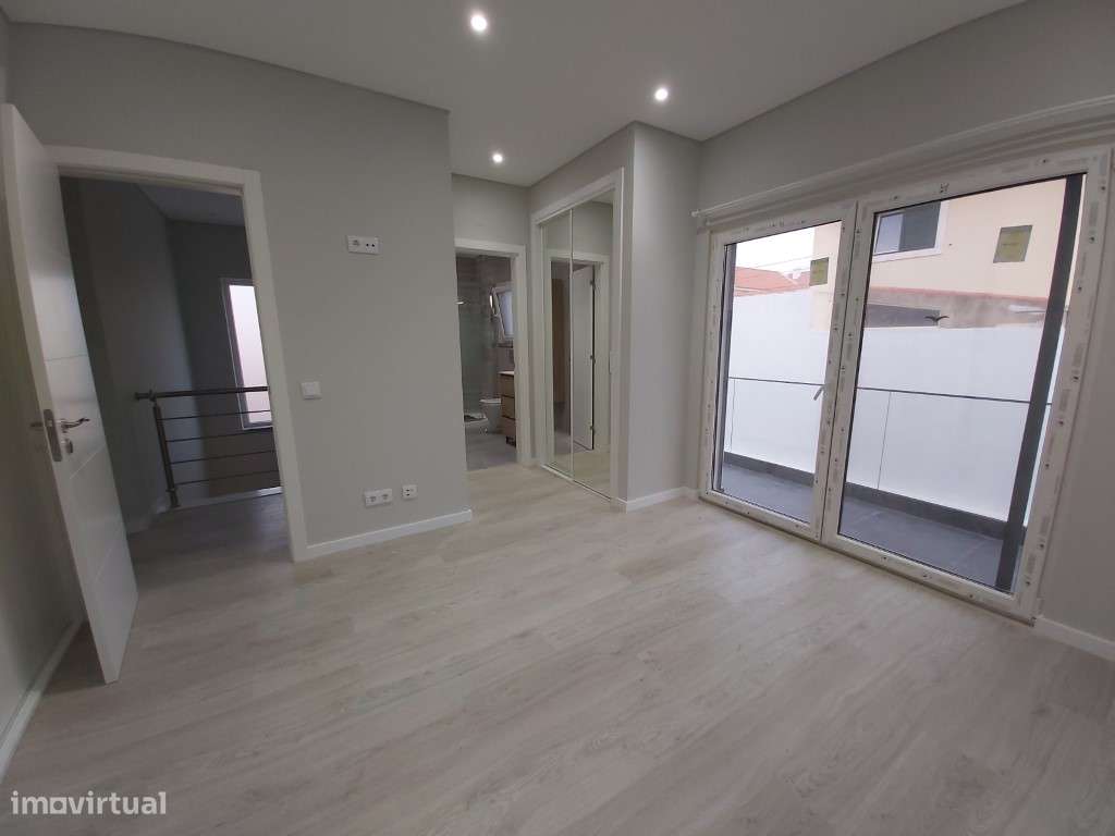 Moradia isolada T3+2, com garagem, jardim e piscina.-11