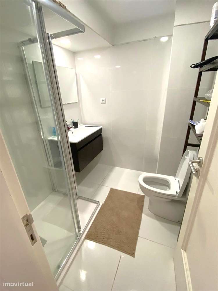 Apartamento T4 c/ varanda renovado à Av. da Boavista-25