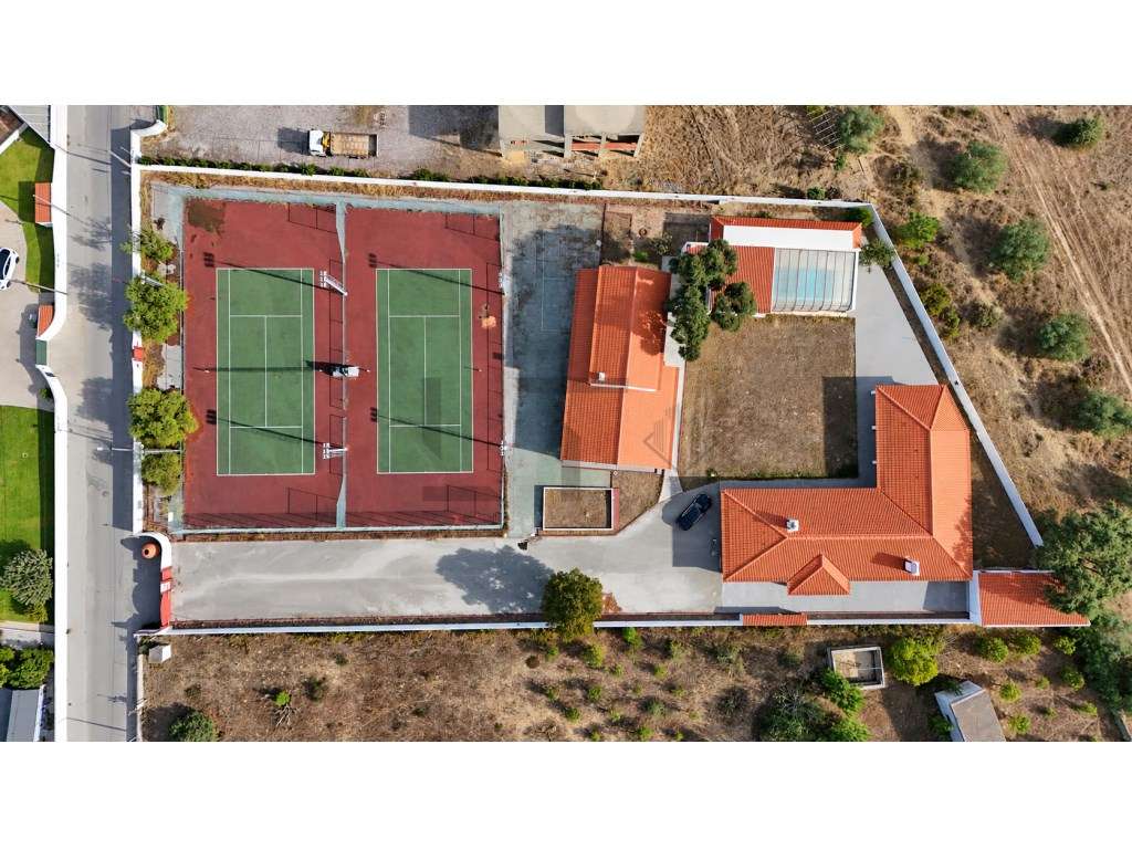 Quinta com 2 Moradias, 2 Campos de Ténis e Piscina, para Venda em P...-1