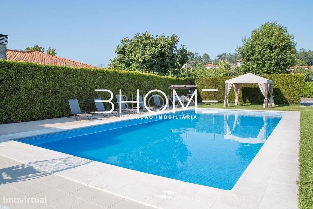 Propriedade com Casa em Pedra, T6, com piscina e campo de jogos-23