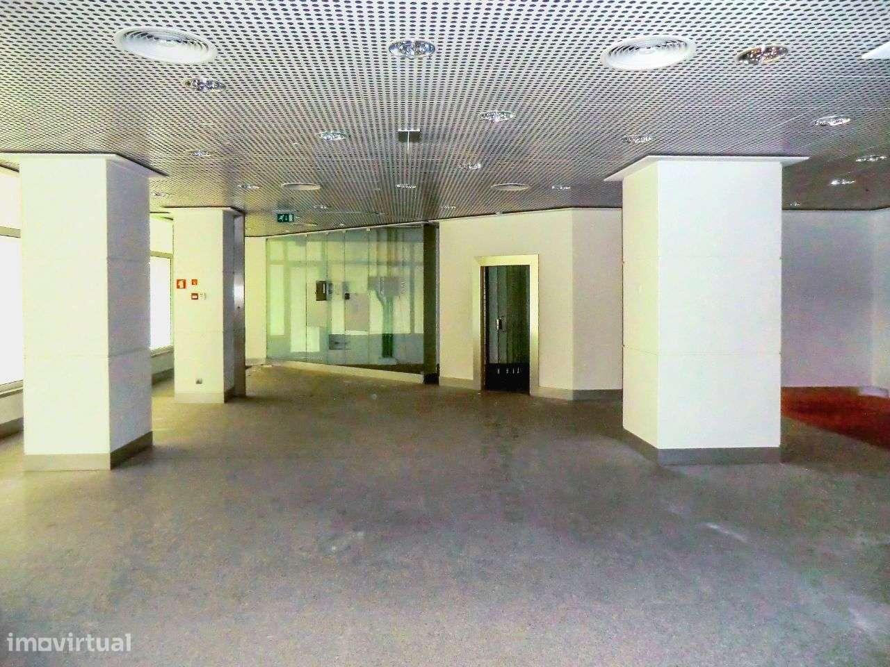 Loja na Av. Adelino Amaro da Costa, Forca, Aveiro - Grande imagem: 4/22