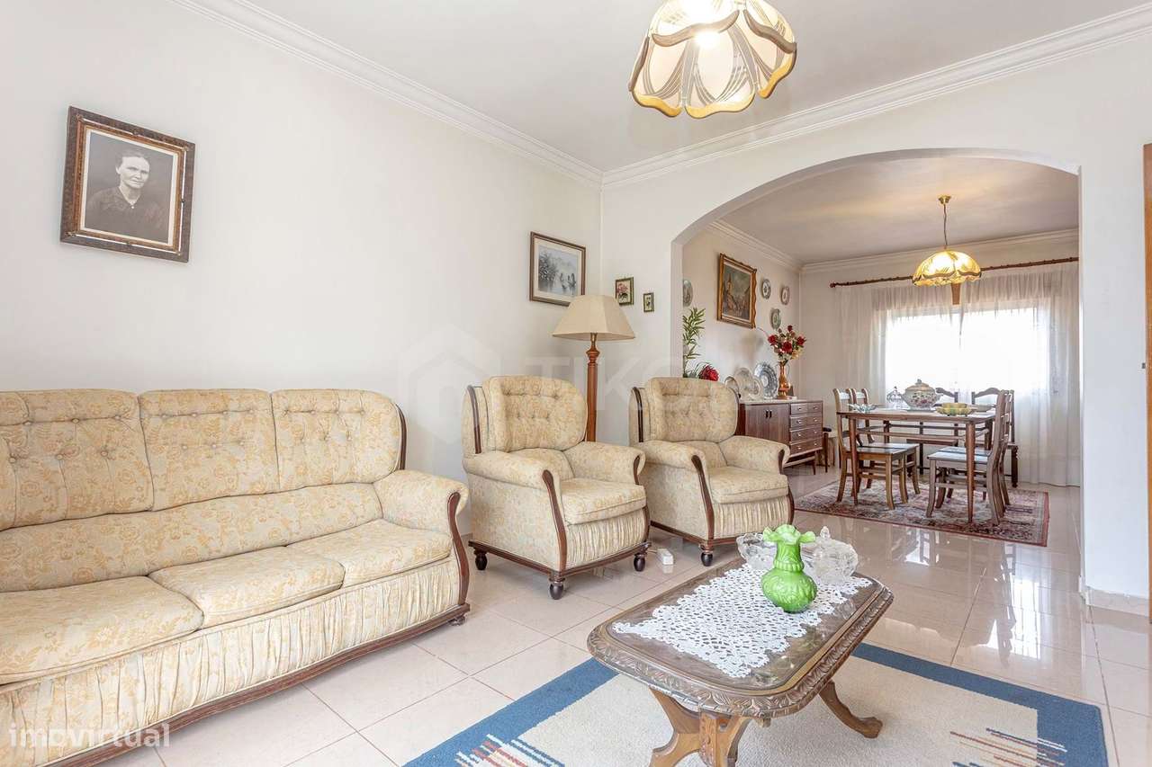 MORADIA GEMINADA À  VENDA EM PORTO SALVO– 3 PISOS, 2 FRENTES-4