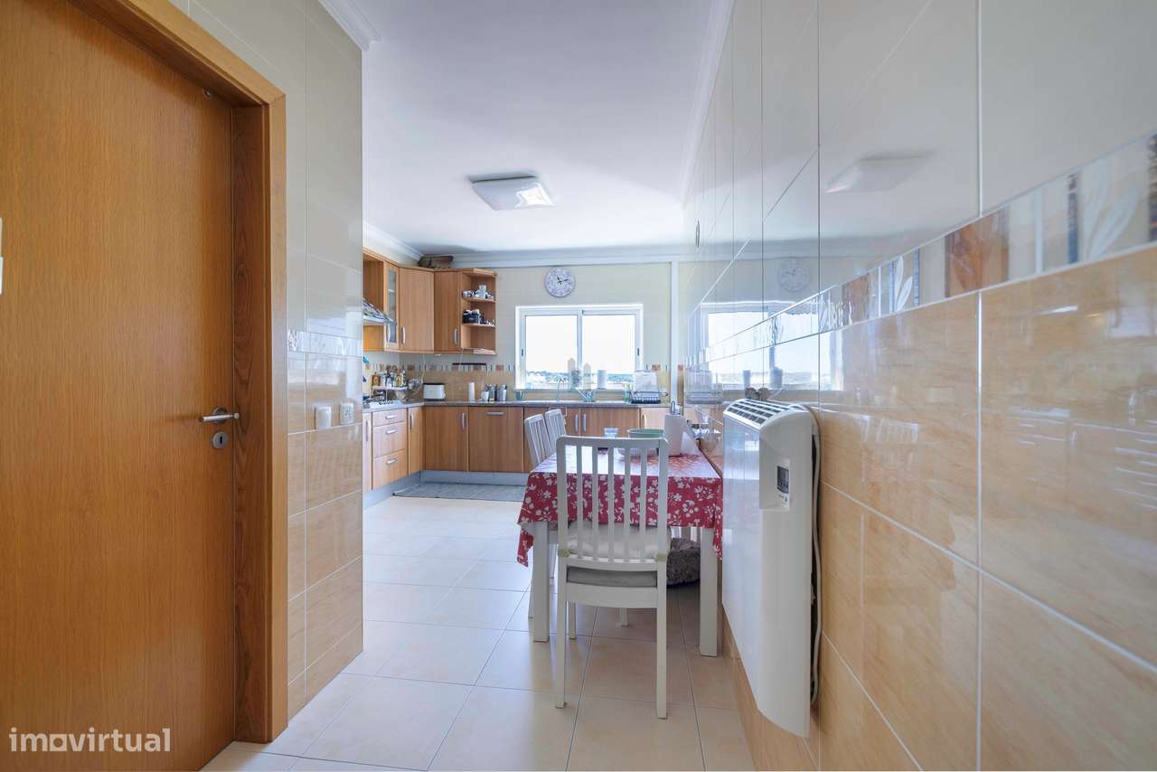 Apartamento T2 com Terraço e Sótão em Portimão-11