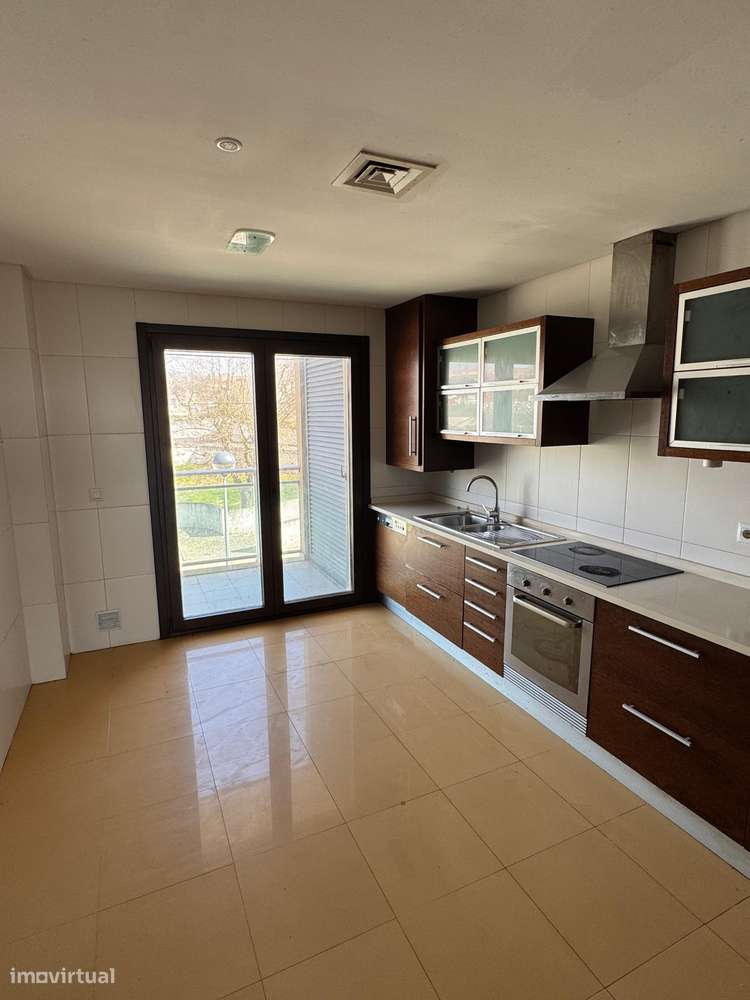 T4 com varanda, garagem e acessibilidade, 195m²-37