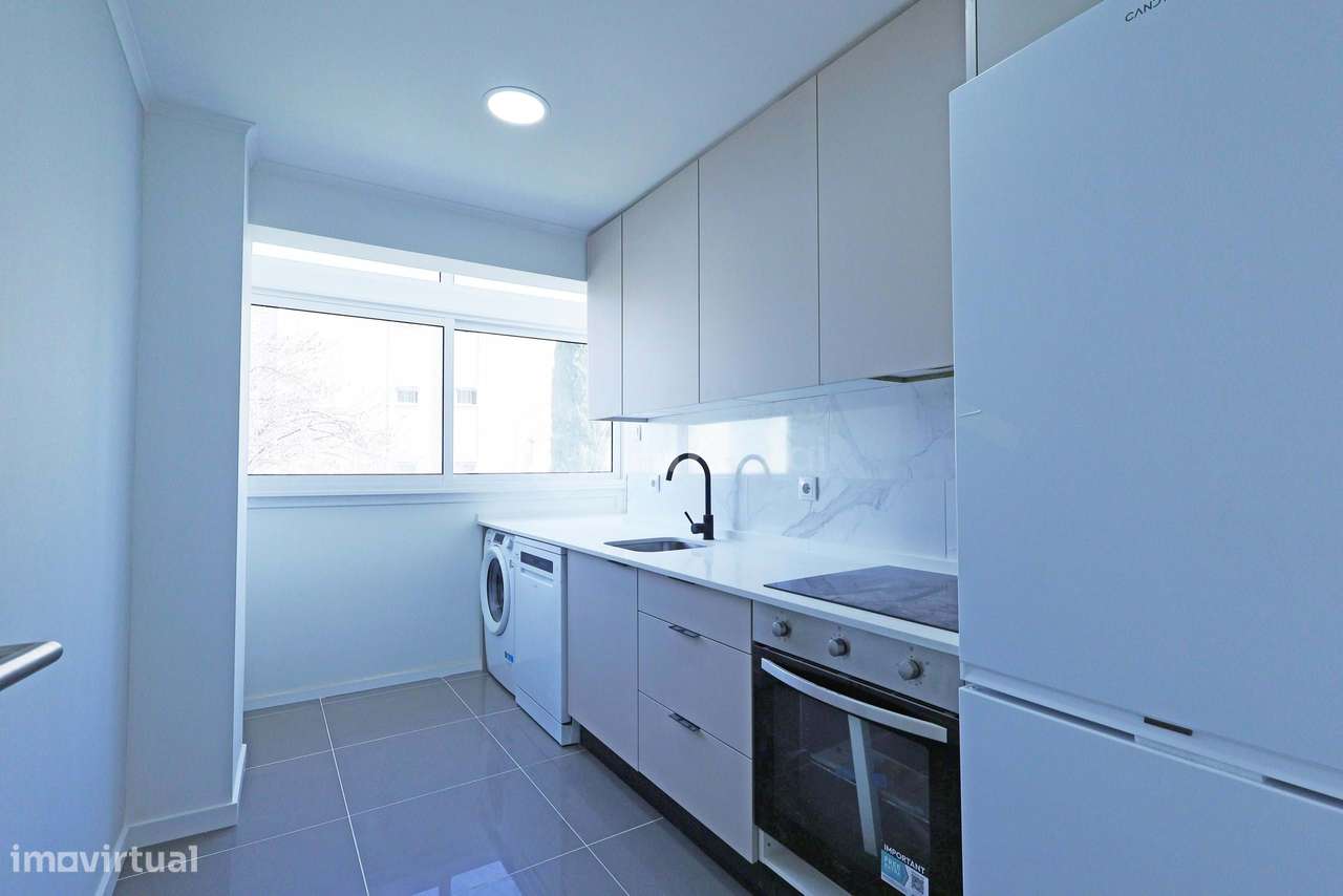 T2 Totalmente remodelado na Damaia – Pronto a habitar | Excelente loca - Grande imagem: 5/23