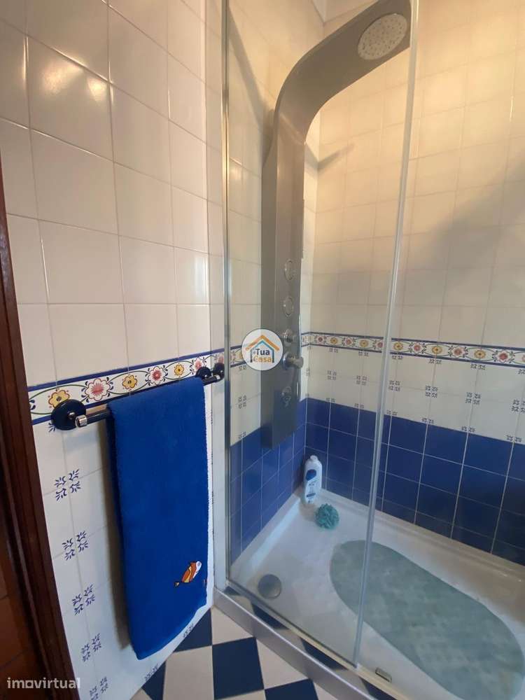 Moradia Geminada  de um dos lados do outro tem entarada e jardim em to-55