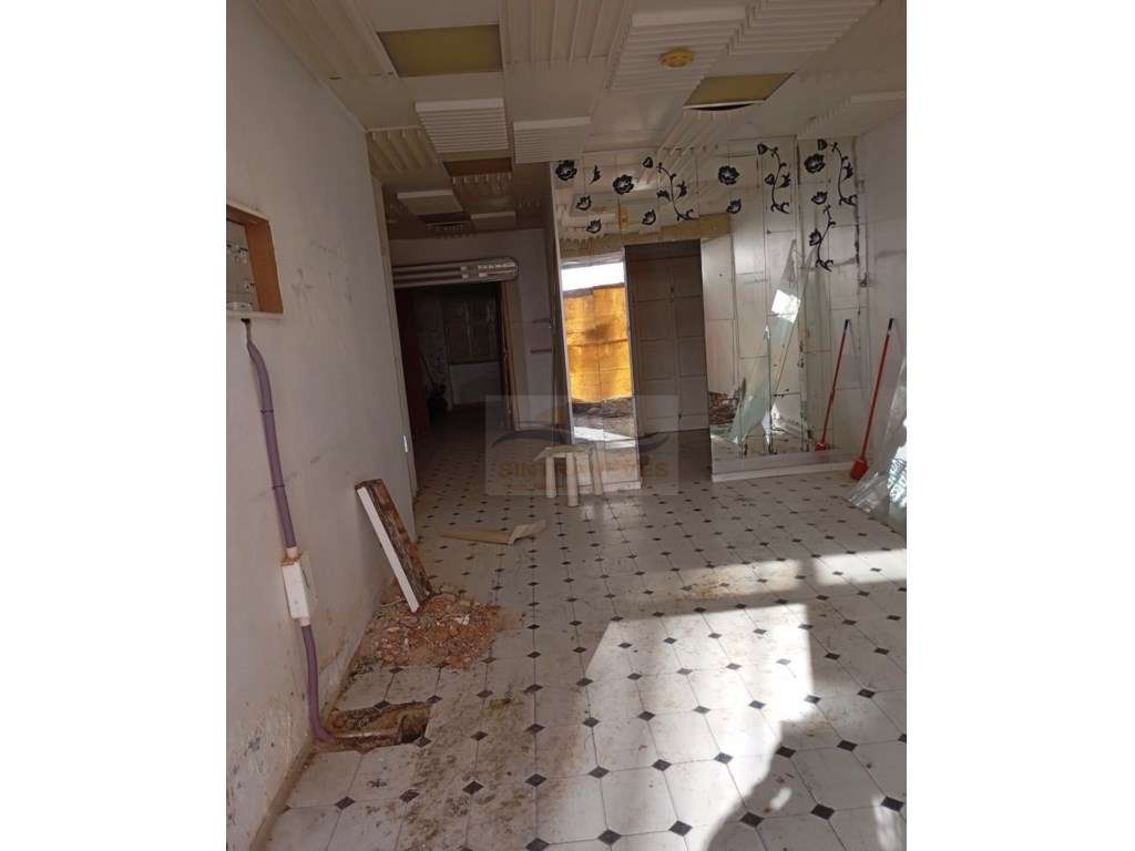 Loja à Venda - Excelente Localização | Rua Elias Garcia - Amadora - Grande imagem: 4/7