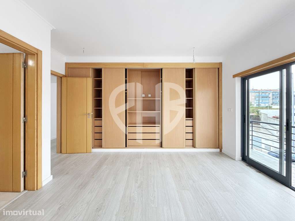 Exclusiva Moradia T5 de Arquitetura Contemporânea em Almada - Feijó-48