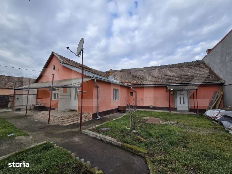 Casa cu 5 camere si teren de 461 mp, zona Poiana