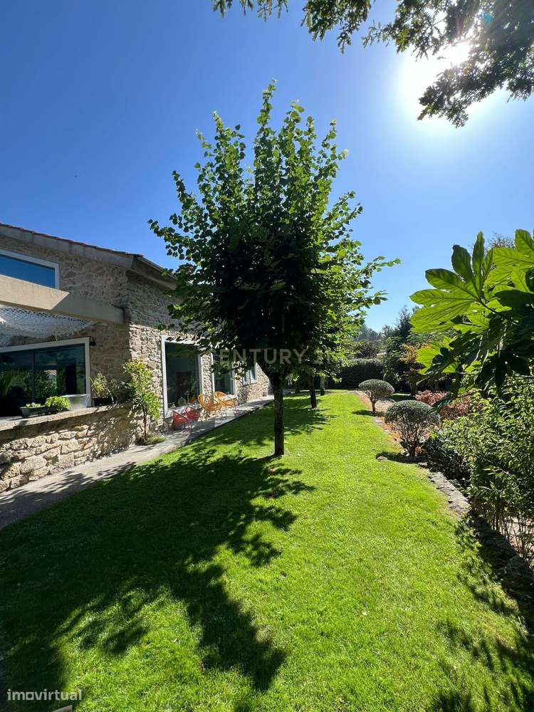 Moradia em Viseu com Vista Panorâmica e Jardim Privado-0