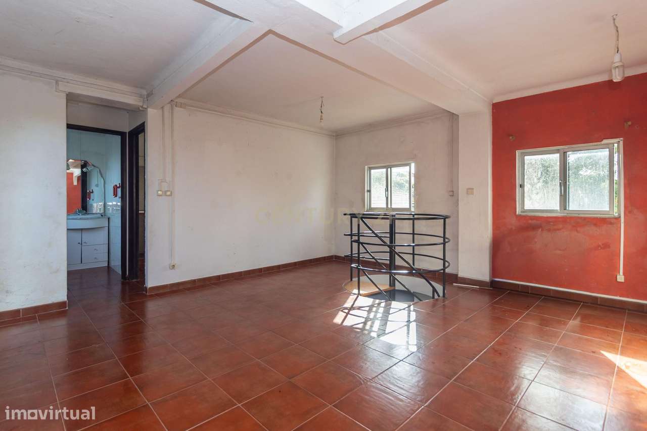 Moradia com construções de apoio, piscina e localização priviligiada-56