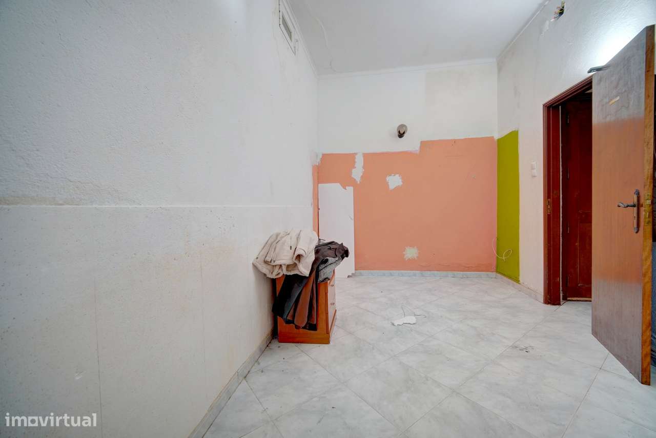 T1 para remodelar com pequeno terraço Alcântara-10
