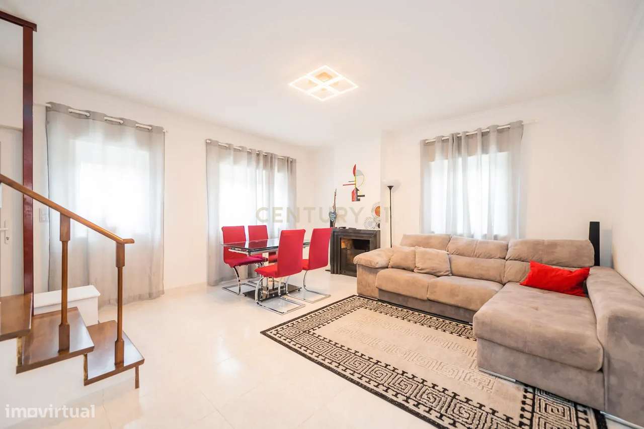 Propriedade com duas moradias geminadas - Grande imagem: 3/56