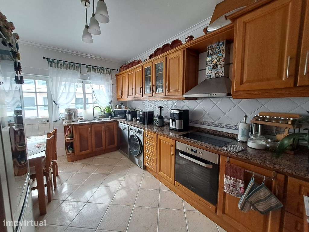 Moradia geminada T3, arquitetura tradicional com garagem e logradou... - Grande imagem: 2/29