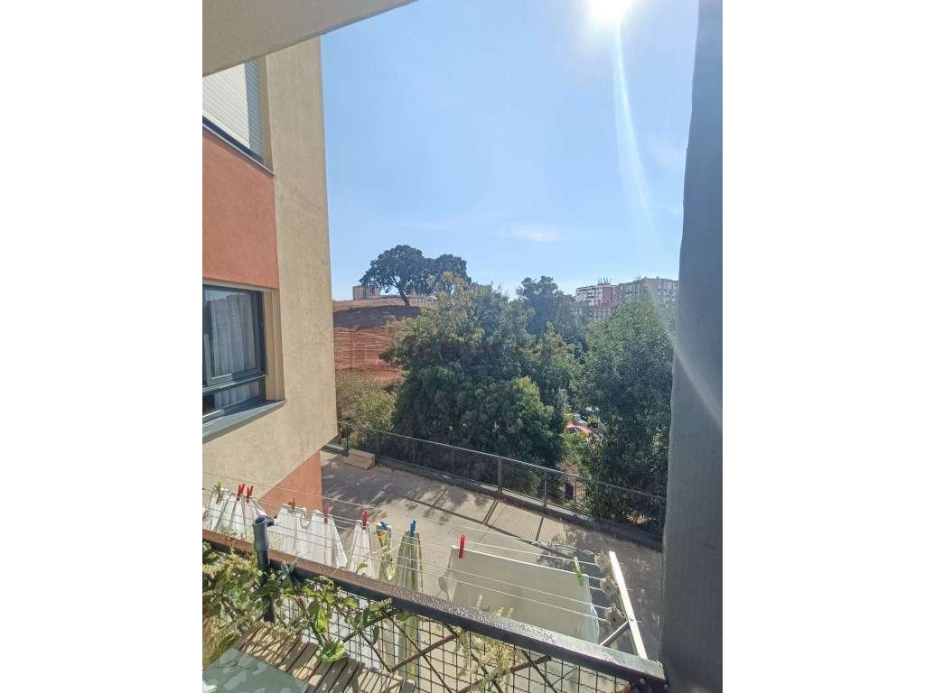 Vende-se Excelente T3 na Pontinha com 2 Lugares de Parqueamento-12